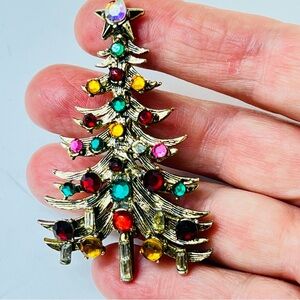 Vintage signed Hollycraft brass tone multicolor rhinestone Christmas tree brooch